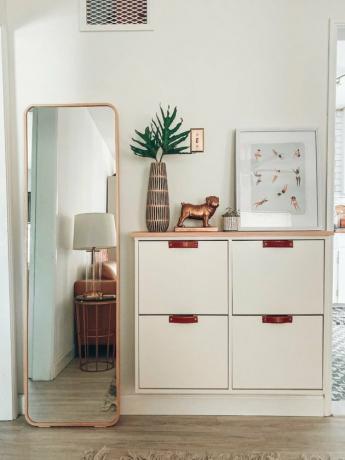 Armazenamento de sapatos IKEA embutido na entrada com gavetas e peças decorativas de mesa