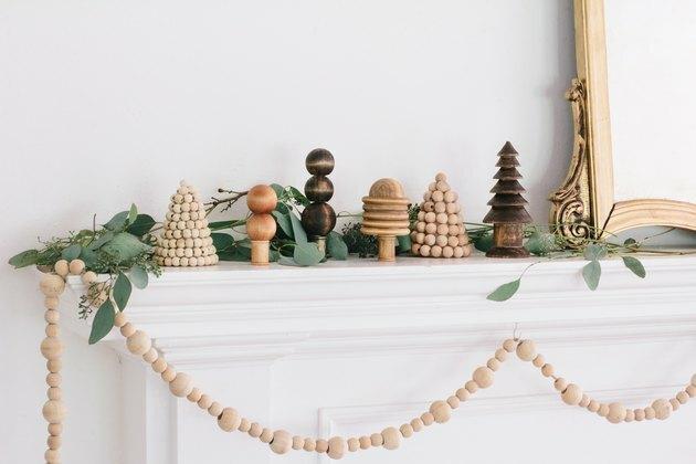 Kerst mantel met houten bos bomen