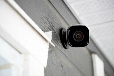 كاميرا مراقبة سوداء خارج المبنى ونظام أمن الوطن