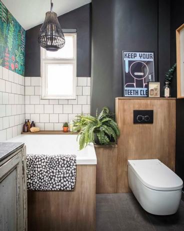 Een slim type toilet in een eigentijdse Boheemse badkamer