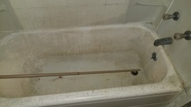 אמבטיה מלוכלכת מאוד בדירה להשכרה