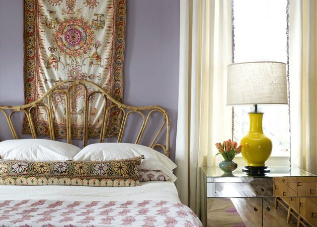cores secundárias roxo e amarelo no quarto