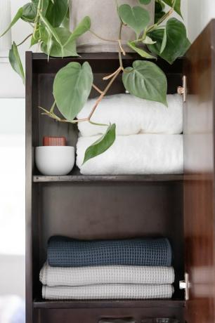 armário de roupa de banho cheio de toalhas