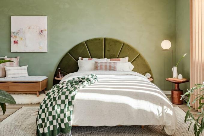 Hunker House υπνοδωμάτιο με πράσινο κεφαλάρι από το άρθρο