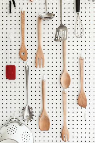 crie ideias de organização de salas com utensílios de cozinha pendurados