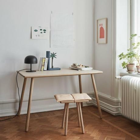 escritório doméstico escandinavo branco com mesa e banqueta elegantes