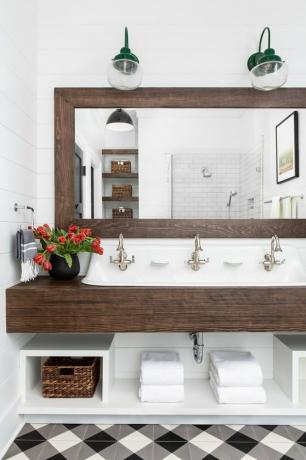 Armazenamento de banheiro da fazenda projetado por Chango & Co. com armazenamento sob a pia