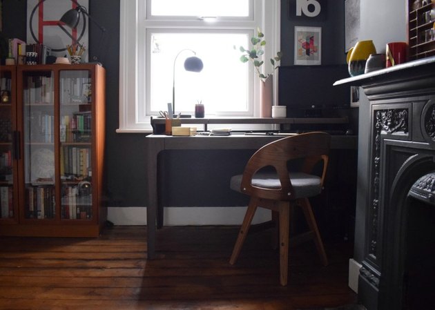 ideias de home office masculinas com paredes escuras