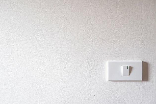 interruptor de luz na parede de concreto branco