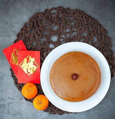 Oh My Food Recipes Nian Gao ao lado de tangerinas e envelopes vermelhos