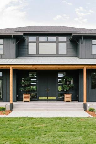 Black Craftsman huis exterieur met natuurlijke houten balken