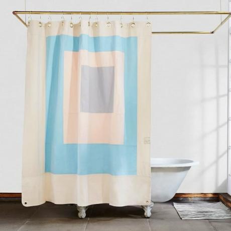 Cortina de chuveiro ecológica azul e branca com design moderno em banheiro branco