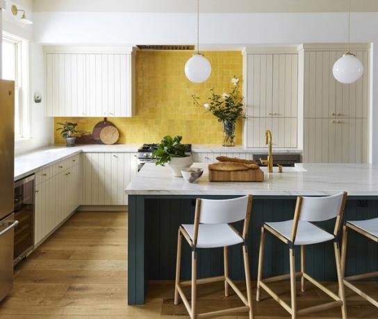 significado da cor na cozinha moderna com azulejos zellige amarelos