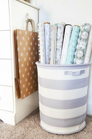 papel de embrulho em cesto de roupa suja listrado