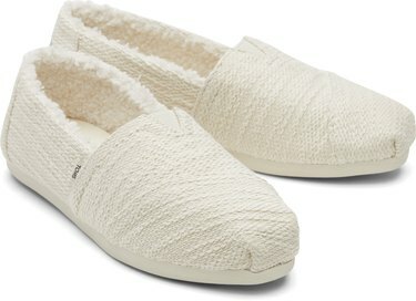 Un paio di pantofole bianche West Elm x TOMS