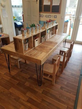 Mesa para artesanato com armário de madeira recuperada