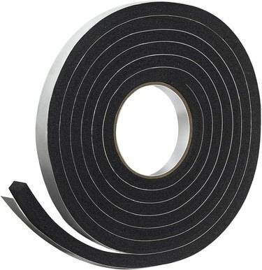 Melna putuplasta gumijas lente, ko izmanto kā laika noņemšanu