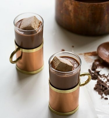 Przytulna kuchnia domowej roboty gorąca czekolada