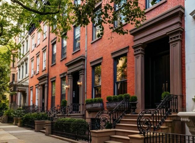 Fachadas e casas geminadas de brownstone ao pôr do sol em um bairro icônico de Brooklyn Heights, na cidade de Nova York