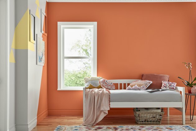 habitación con pared naranja y un sofá