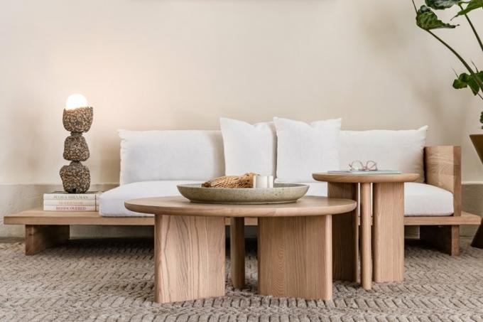 Hunker House σαλόνι με παρθενικό καναπέ muir στο σπίτι και τραπέζια φωλιάσματος morro