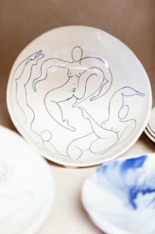 Placă ceramică cu figuri de femei, alb și albastru