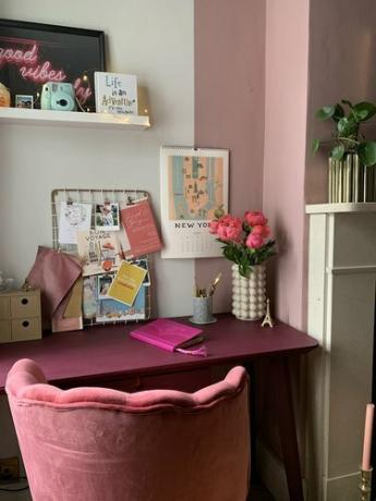 escritório em casa rosa e branco com mesa magenta e cadeira de mesa de veludo rosa
