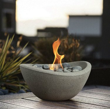 Terra Flame Tabletop Fire Pit ، 99 دولارًا