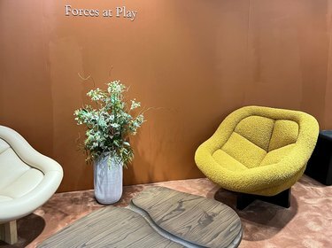 meble bouclé firmy Forces at Play na ICFF 2023