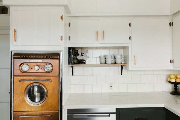 Witte keuken met midcentury koperen oven