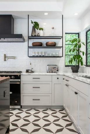 Idéia de azulejo de cozinha em preto e branco com armários brancos e ferragens pretas