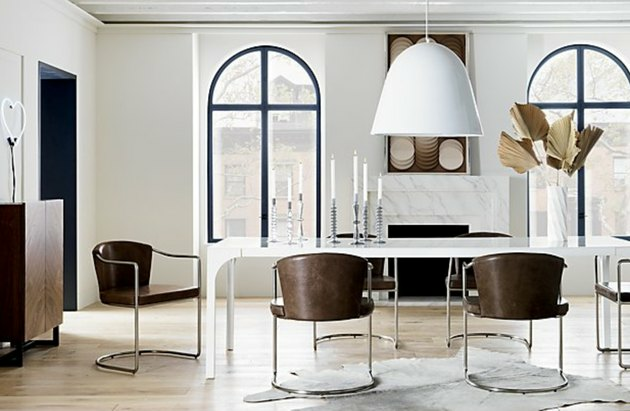 Iluminação contemporânea de alumínio branco da sala de jantar acima da mesa