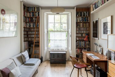 Home Office Built In com biblioteca do chão ao teto na casa de Londres na Modern Street