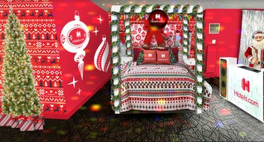 camera da letto con decorazioni natalizie rosse e verdi