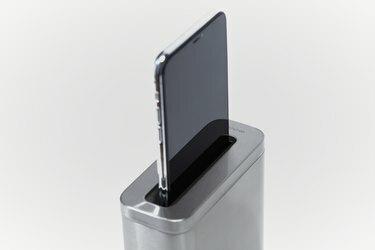 Simplehuman Cleanstation com smartphone dentro