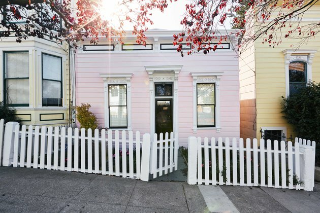 розова викторианска къща в Сан Франциско