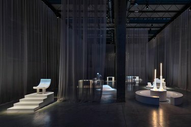 vaivorykštės baldai Nilufar galerijoje per Milano dizaino savaitę