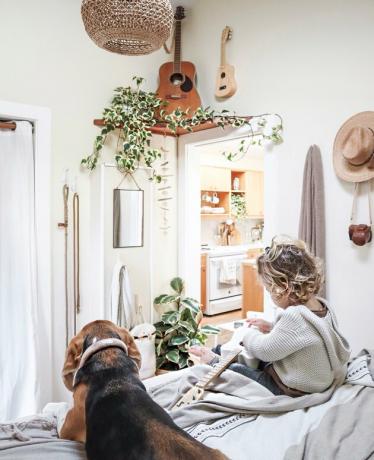 kleine slaapkamer met hoekplank met gitaar en planten