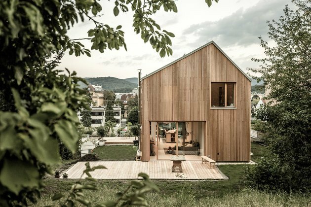 minimale buitenhuisstijlen met houten bekleding en grote ramen