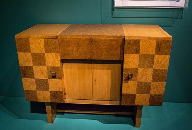 Um gabinete inspirado na Art Déco de 1930 por Eugene Schoen que inclui madeira burl como material