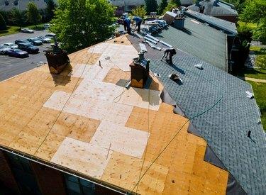 Dakreparaties oude dakvervanging met nieuwe shingles van een appartement