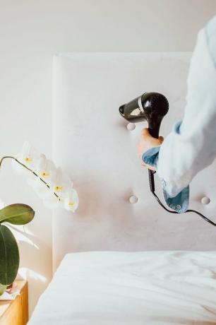 Use um secador de cabelo para secar o tecido mais rápido