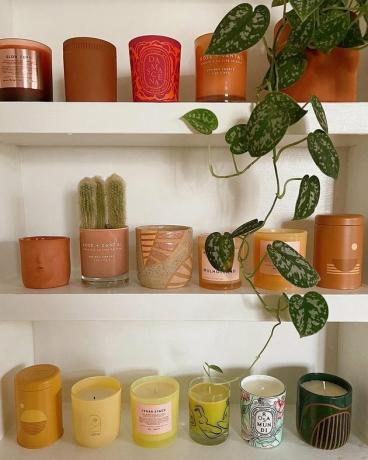 cubículo da cozinha exibindo velas com cores coordenadas