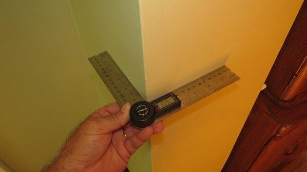 Дигитални носач се користи на спољном углу зида.