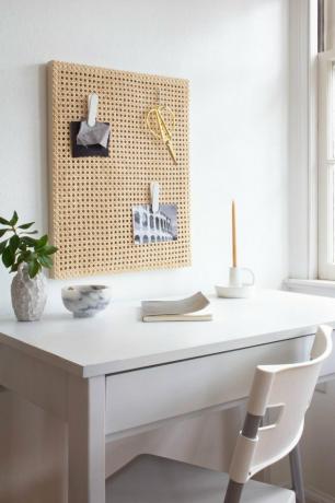 Idéias de estilo de escritório em casa escritório em casa branco mínimo com pegboard de bengala DIY