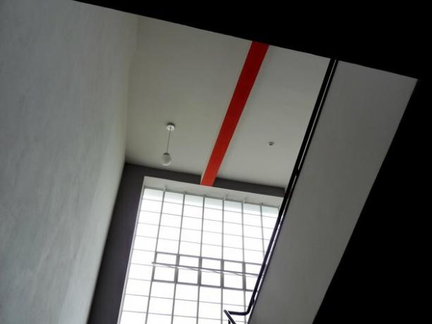 Arquitetura Bauhaus com interior moderno visto em luz de teto em forma de globo e formas quadradas nas janelas