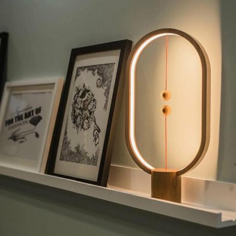 HomeDecorAndMore Candeeiro de mesa magnético de madeira, $ 59,97 iluminação ambiente