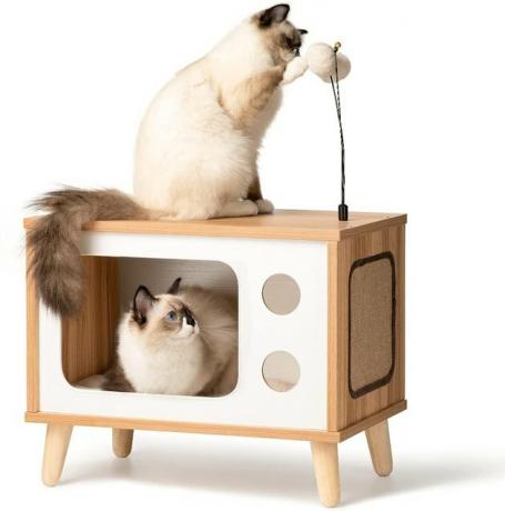 Si desea una apariencia divertida y elevada, pruebe esta duradera casa de madera para gatos y rascador. No solo tiene la forma de un televisor antiguo, sino que también viene con un cómodo tapete y un rascador.