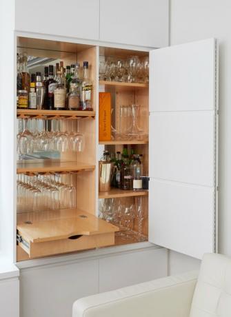 woonkamer bar idee in ingebouwde kast met planken en lades