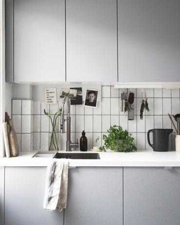 lichtgrijze kasten in minimalistische keuken met enkele spoelbak